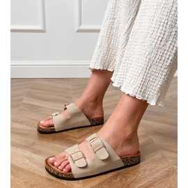 Bézs szárnyak bilincsekkel egy parafa talpon 1