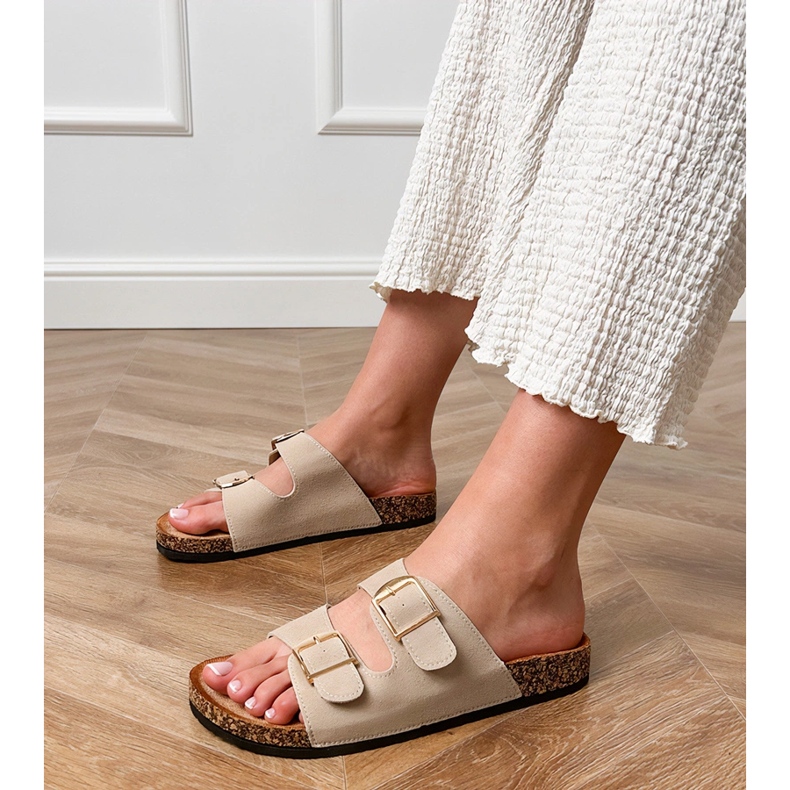 Bézs szárnyak bilincsekkel egy parafa talpon 1