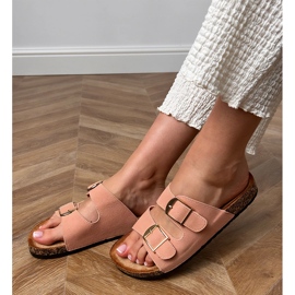 Rózsaszín papucs bilincsekkel egy parafa talpon 1