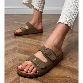 Zöld papucskarapokkal, bilincsekkel egy parafa talpon 2