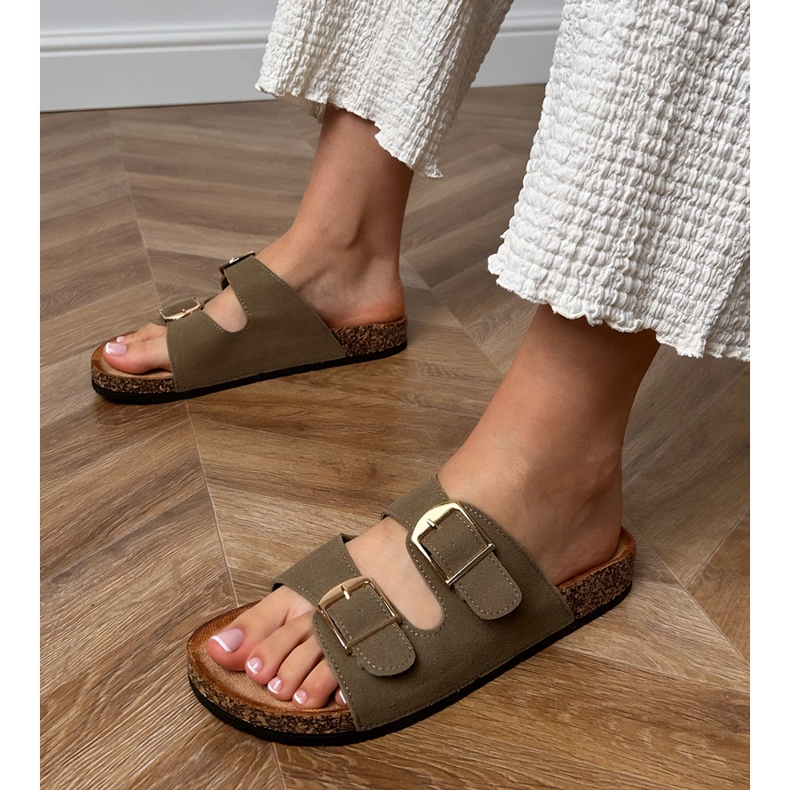 Zöld papucskarapokkal, bilincsekkel egy parafa talpon 1