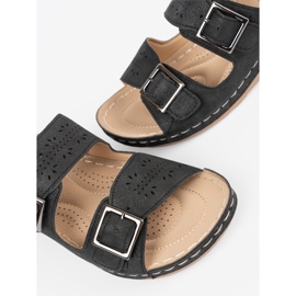 Seastar Papucs egy alacsony ékön, fekete bilincsekkel 1