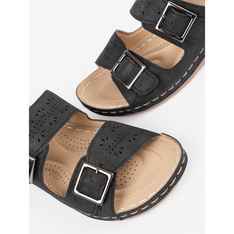 Seastar Papucs egy alacsony ékön, fekete bilincsekkel 1