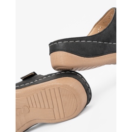 Seastar Papucs egy alacsony ékön, fekete bilincsekkel 2