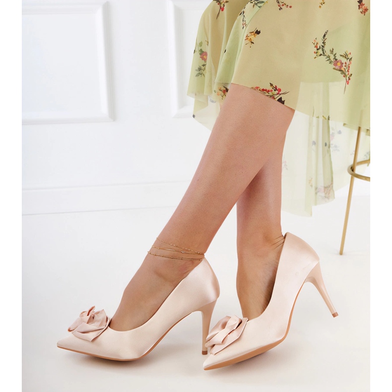 Bézs szatén szivattyúk egy virággal 1