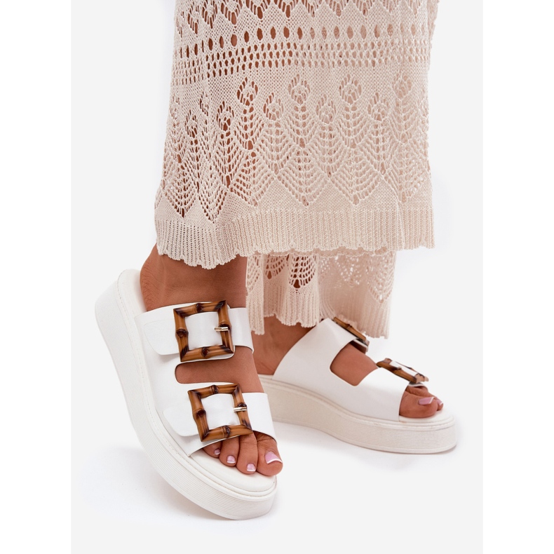 Eco bőr női papucs a platformon fehér csatokkal 1