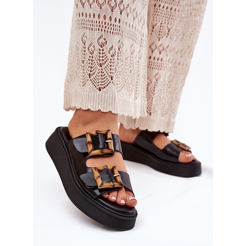 Eco bőr női papucs a platformon fekete csatokkal 2