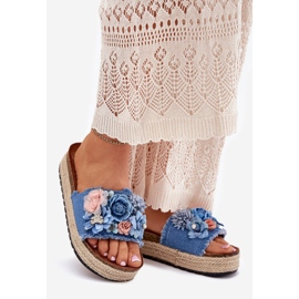 A női papucs flopok a platformon zsinórral és kék virágokkal 1