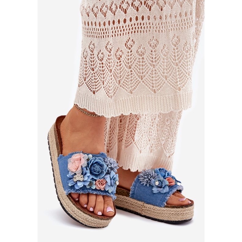 A női papucs flopok a platformon zsinórral és kék virágokkal 1
