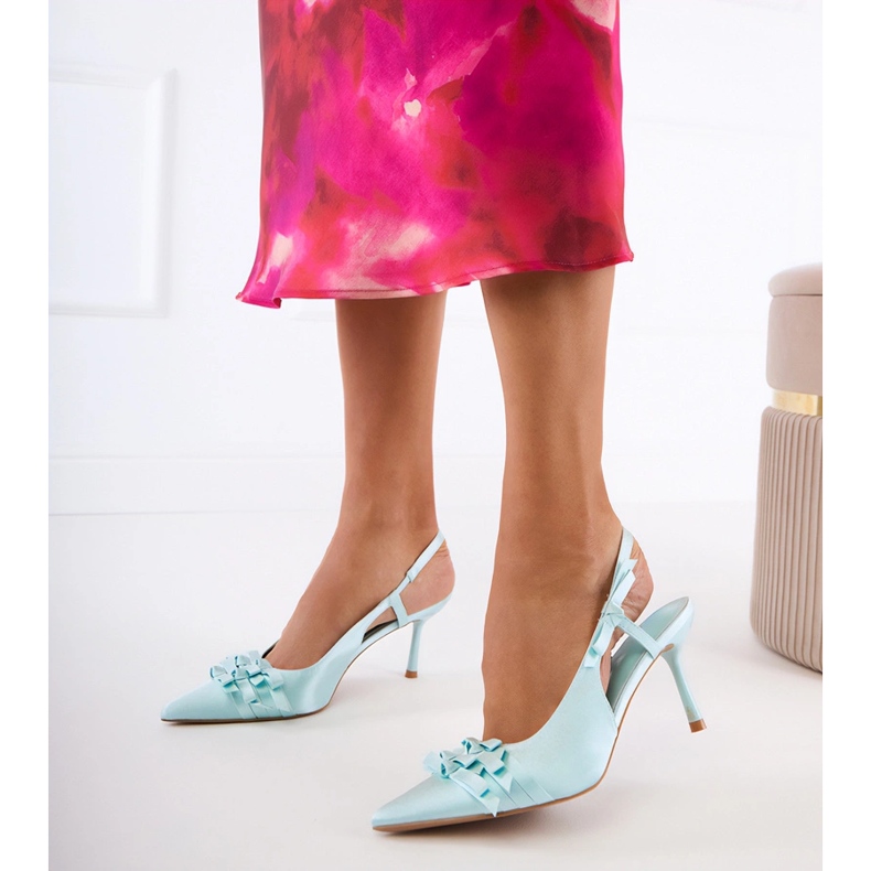 Zöld szivattyúk egy íjakkal ellátott csapon 1