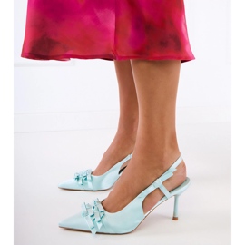 Zöld szivattyúk egy íjakkal ellátott csapon 2