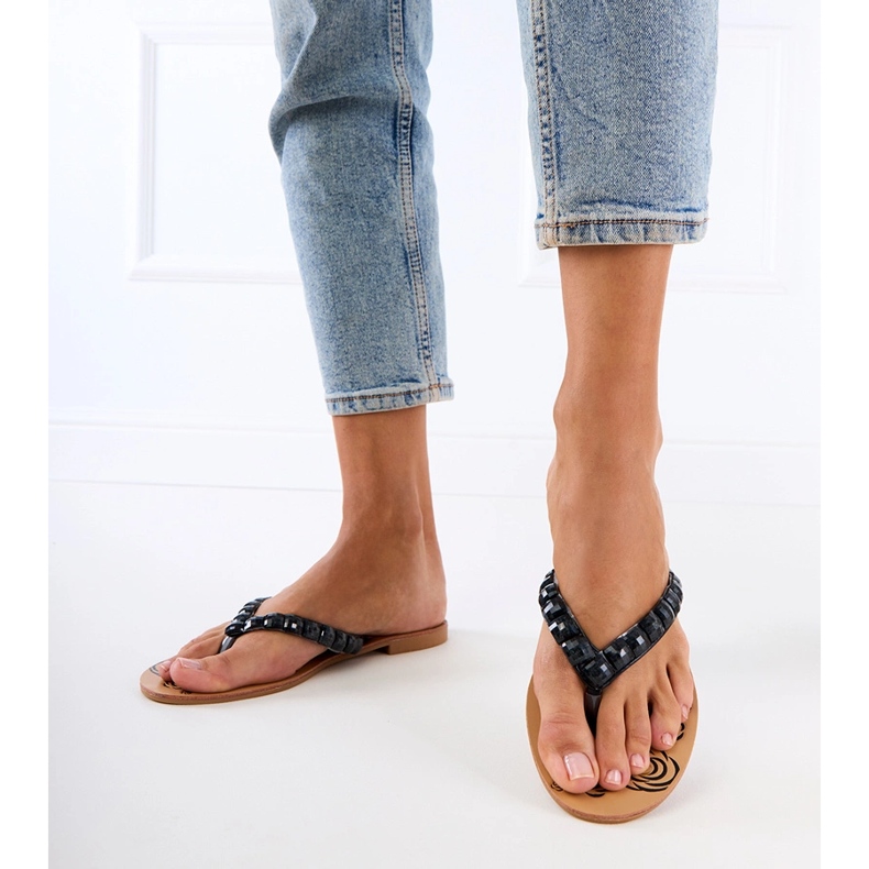 Fekete flip -flops flip -flopok, kavicsokkal díszítve 1