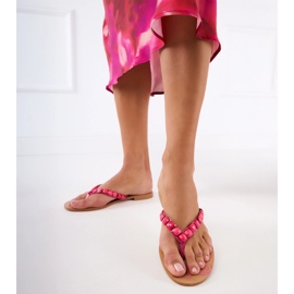 A rózsaszín flip flopok kavicsokkal díszítve 1