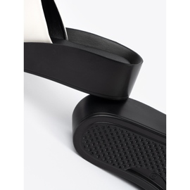 Goodin Fekete -fehér flip flopok alacsony ékön 1