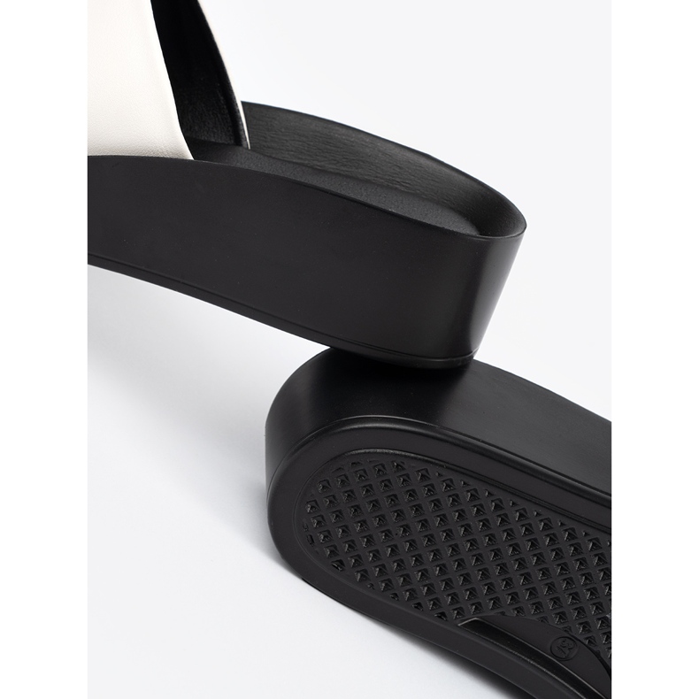 Goodin Fekete -fehér flip flopok alacsony ékön 1