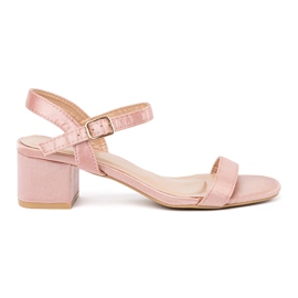 Világos rózsaszín szandál az oszlopon 2