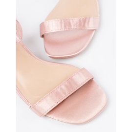 Világos rózsaszín szandál az oszlopon 1