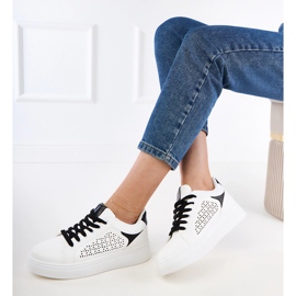 Fehér cipők fekete betétekkel a peronon 2