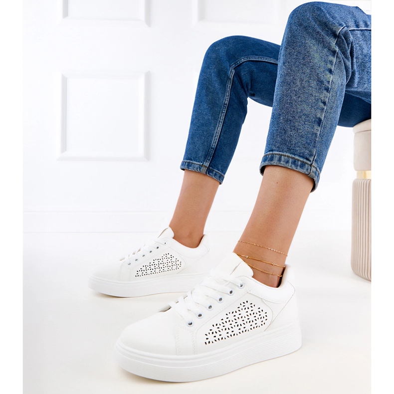 Fehér tornacipő a platformon 1