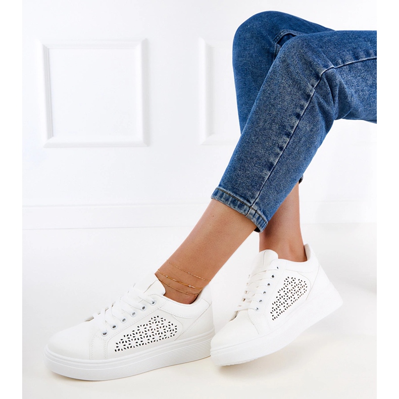 Fehér tornacipő a platformon 2 Fehér tornacipő a platformon 2