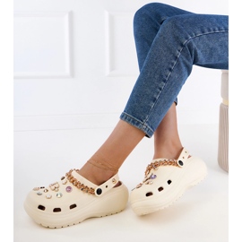 Bézs flip -flopok dekorációkkal épültek 2 Bézs flip -flopok dekorációkkal épültek 2