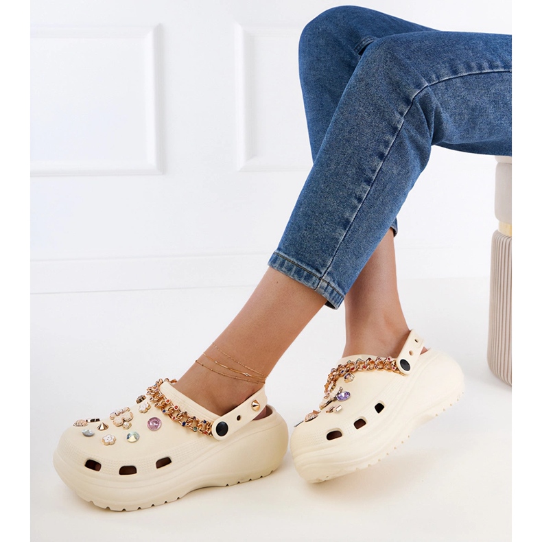 Bézs flip -flopok dekorációkkal épültek 2 Bézs flip -flopok dekorációkkal épültek 2