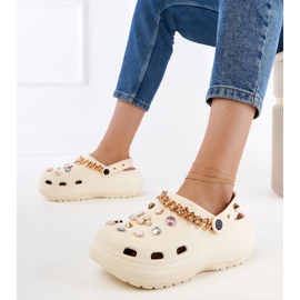 Bézs flip -flopok dekorációkkal épültek 1