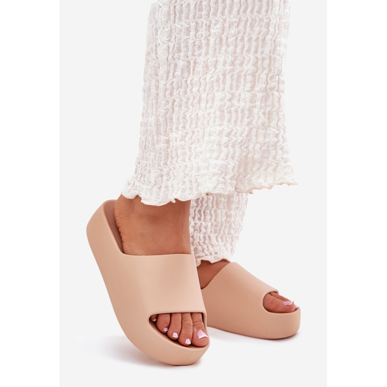 Női papucs egy vastag khaki talpon bézs 1 Női papucs egy vastag khaki talpon bézs 1