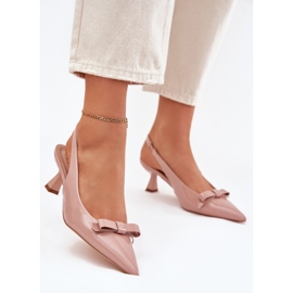 Lakhált szandál egy csapon, meztelen íjjal bézs 2