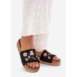 A női papucs flopok arany csapokkal a platformon fekete 1