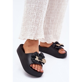 Női hab papucs a peronon íj és fekete bross 2