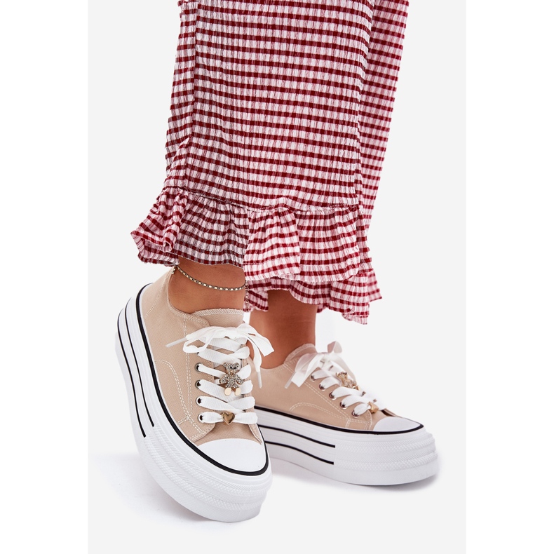 Női cipők a platformon, arany csapokkal bézs 1 Női cipők a platformon, arany csapokkal bézs 1