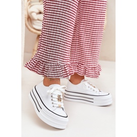 Női cipők a platformon arany csapokkal fehér 2