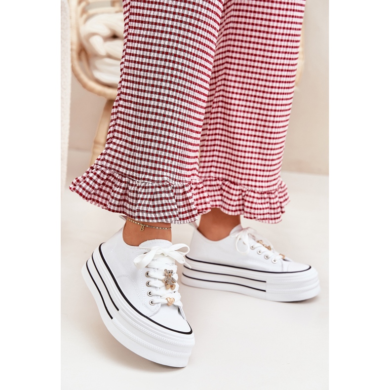 Női cipők a platformon arany csapokkal fehér 2