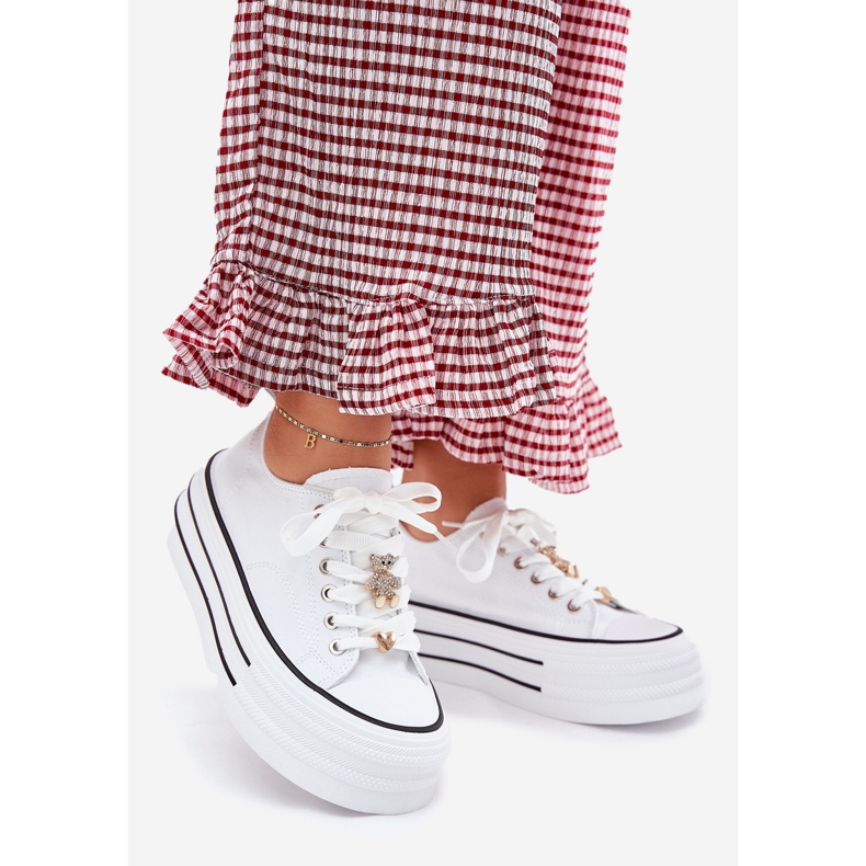 Női cipők a platformon arany csapokkal fehér 1