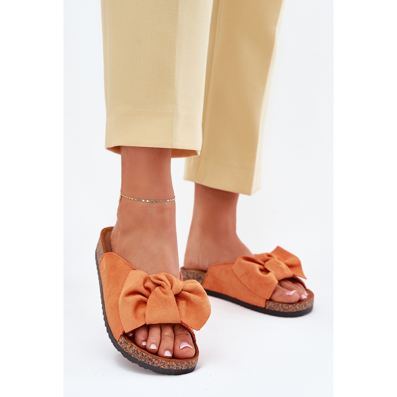 A női papucs a parafa talpán narancssárga íjjal 2 A női papucs a parafa talpán narancssárga íjjal 2