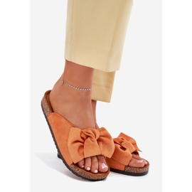 A női papucs a parafa talpán narancssárga íjjal 1 A női papucs a parafa talpán narancssárga íjjal 1