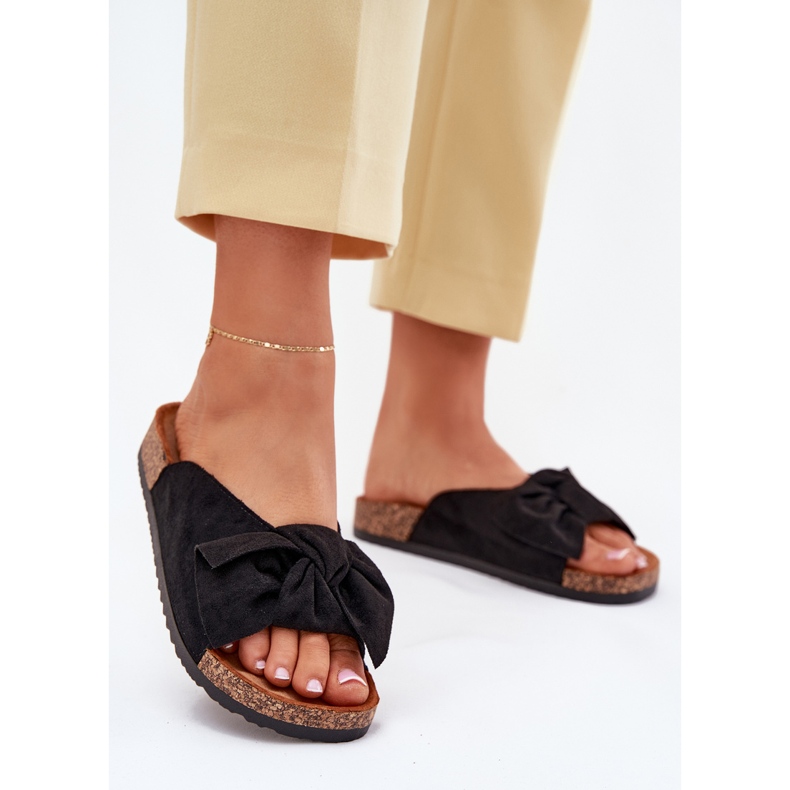 Női papucs egy parafa talpon, fekete íjjal 2