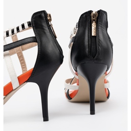 Shelvt Szandál egy magas és fehér hevedereken sokszínű 1