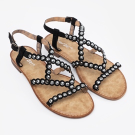 A csapokkal díszített fekete szandál 2