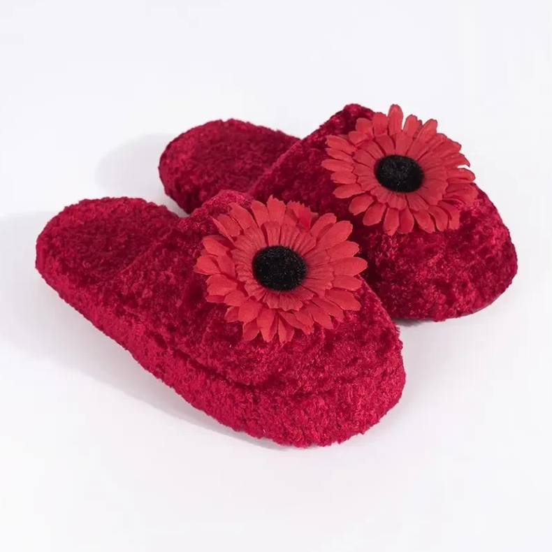 Kis piros papucs dekoratív virággal 2