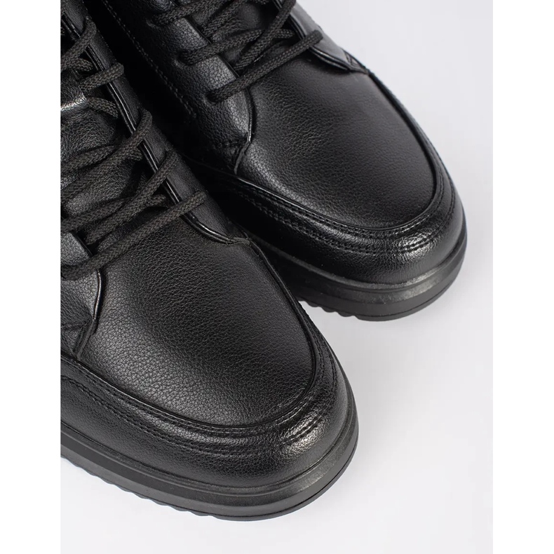 Fekete szigetelt férfi cipő 1