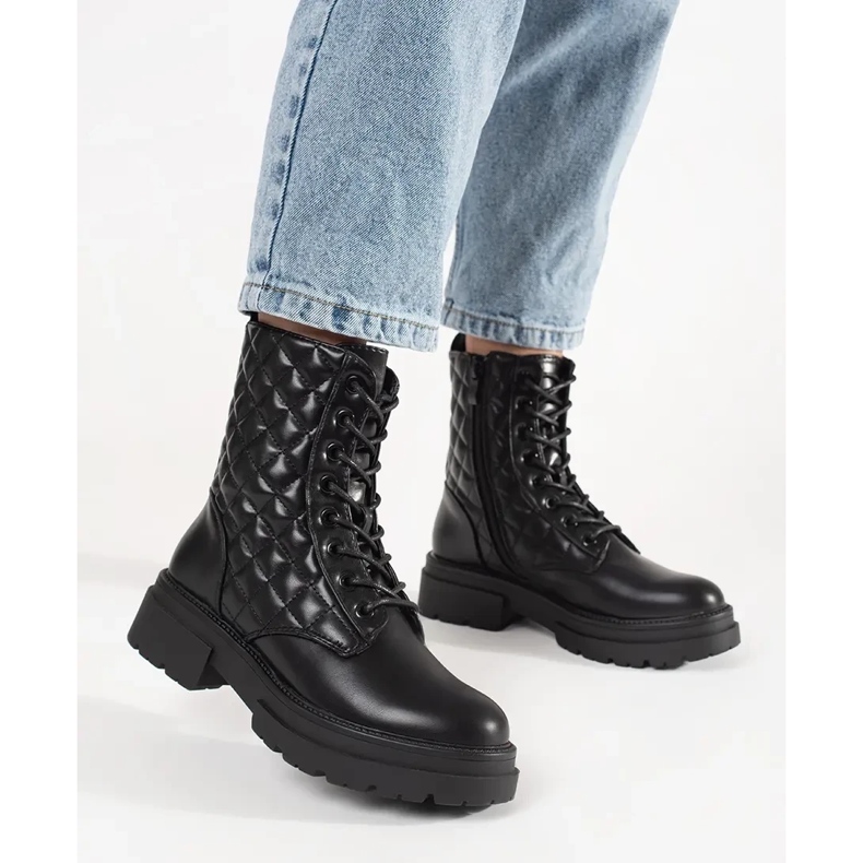 Fekete steppelt munkavállalók a platformon 2