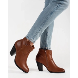 Barna magassarkú 2 Barna magassarkú 2