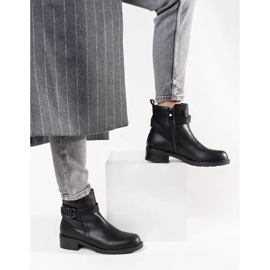 Fekete alacsony, csíkokkal díszített csizmák 1