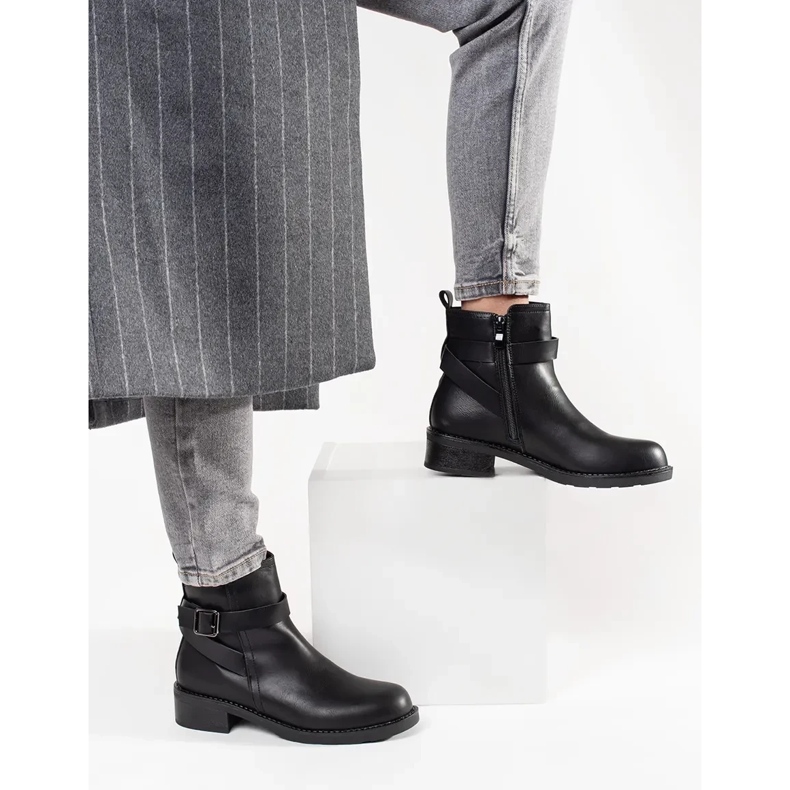 Fekete alacsony, csíkokkal díszített csizmák 1