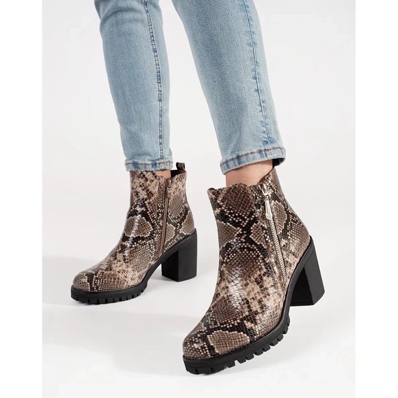 Magas sarkú cipővel barna 2