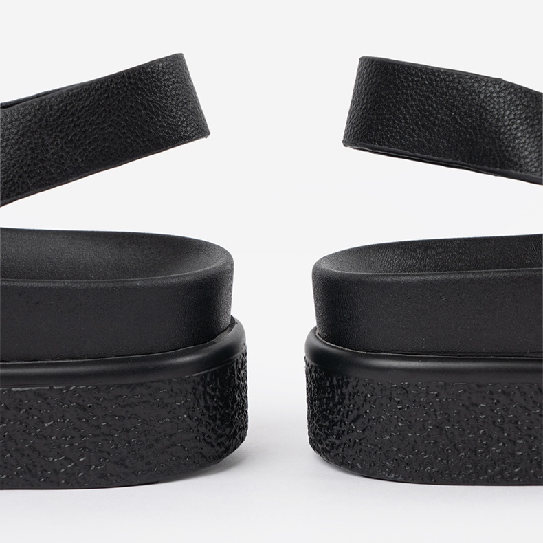 Goodin Fekete elegáns szandál a peronon 1