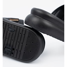 Seastar Papucs arany csatokkal a peronon fekete 1