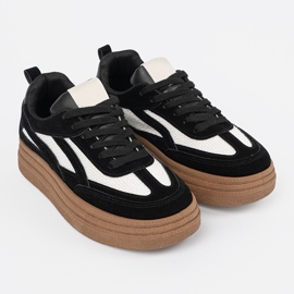 Fekete női cipők fehér betétekkel. 2